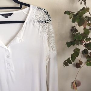 AMARYLLIS | White Henley w/Daisy Lace Panles